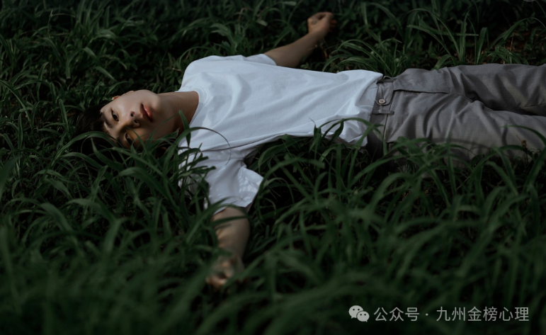 【案例分析】17岁高中儿子休学摆烂，这位妈妈说：当我选择“躺平”充实自己，家庭却变得越来越美满！