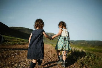 孩子这4个表现不是情商高，而是讨好型人格在作祟，家长要注意