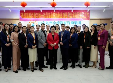 【案例分析】孩子暑假整天在家看手机怎么办？父母要不要没收？九州金榜家庭教育通过真实案列告诉你答案！